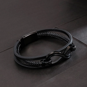 Dettaglio macro del bracciale multistrato in pelle nera con simbolo infinito e chiusura magnetica