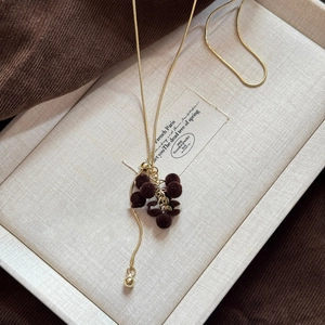 Elegante Vintage-Halskette mit beflockten Traubentasseln und goldener Schlangenkette