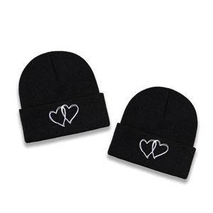 Lot de deux bonnets en tricot noir avec double cœur blanc brodé au style minimaliste