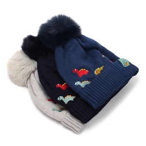 Bonnet en tricot d'hiver avec broderie de dinosaure et pompon en fausse fourrure