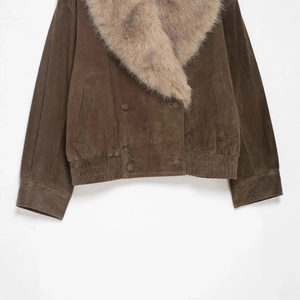 Veste en daim marron café avec col en fausse fourrure et fermeture à double boutonnage chic