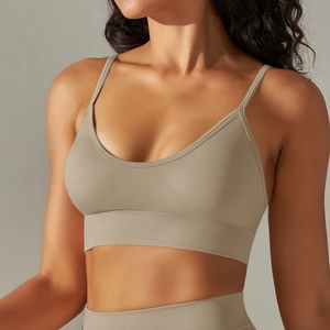 Dettaglio del reggiseno sportivo senza cuciture con spalline sottili e fascia a coste