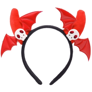 Dettaglio del cerchietto di Halloween con ali di pipistrello rosse e teschi bianchi
