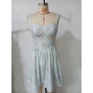 Détail de la robe fleurie bleu clair avec décolleté en cœur et fines bretelles