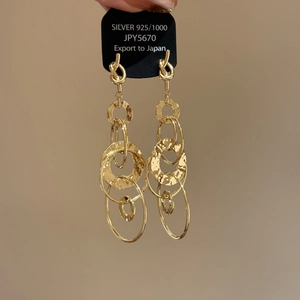 Exaggerated geometric interlocking circle drop earrings with hammered gold finish