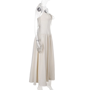 Détail de la robe midi crème style français avec découpe au cou et jupe à plusieurs niveaux