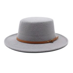 Détail d'un chapeau en feutre gris clair à sommet plat avec ceinture en cuir marron