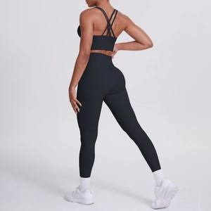 Détail d'un ensemble de yoga noir avec soutien-gorge à lanières croisées et legging