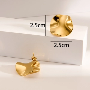 Irregular 18K gold-plated stainless steel stud earrings with modern wavy design, 2.5cm