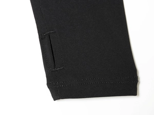 Gros plan détaillé du poignet élastique noir avec une ouverture pratique pour le pouce