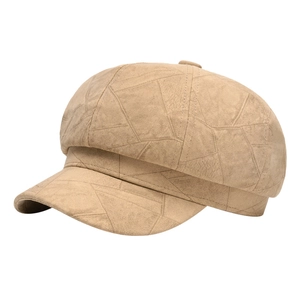 Elegante gorra de panadero camello con patrón de textura geométrica y corona estructurada