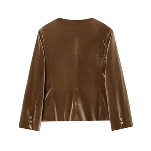 Vue arrière d'un blazer en velours marron avec coutures ajustées et boutons aux poignets