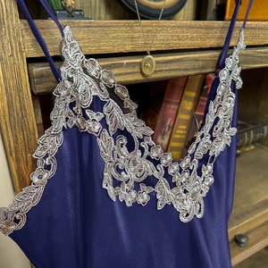 Nuisette élégante en satin violet foncé avec dentelle florale argentée et décolleté en V