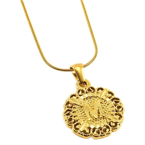 Collier doré avec pendentif rond relief papillon et chaîne serpent élégante