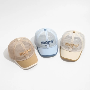 Détail de casquettes de baseball en mesh pour enfants, coloris kaki, bleu et beige