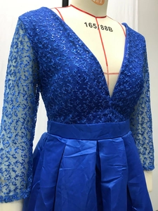 Détail du corsage en dentelle à paillettes bleu roi et jupe en satin plissée