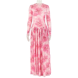 Détail de robe à imprimé fleuri rose avec jupe plissée en trapèze au drapé naturel