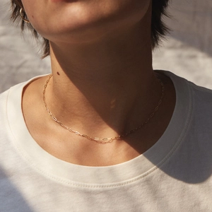Collier minimaliste en maille trombone en acier inoxydable doré pour femme au soleil