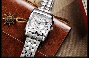 Macro di un orologio da uomo quadrato argento con quadrante bianco su diario in pelle
