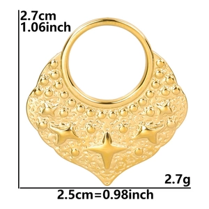 304 stainless steel gold heart pendant with star pattern and dimensions in white background