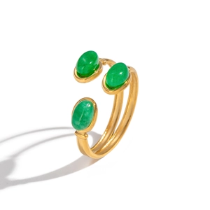 Détails d'une bague dorée ajustable ornée de trois pierres naturelles vertes ovales