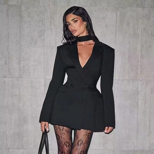 Dettaglio dell'abito blazer doppiopetto con vita sciancrata e girocollo choker coordinato