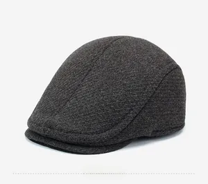 Vue latérale de la casquette plate d'hiver pour homme en laine mélangée gris anthracite