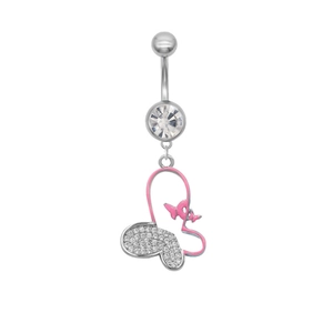 Vue détaillée du piercing de nombril avec papillon en émail rose et cristaux brillants