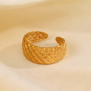Eleganter vergoldeter Edelstahlring mit klassischem Steppmuster und offenem Design