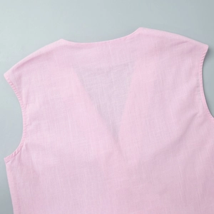 Detailaufnahme des V-Ausschnitts und der atmungsaktiven Leinenstruktur dieses rosa Sets