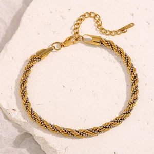 Détail du bracelet torsadé bicolore plaqué or 18K avec fermoir mousqueton en acier inox
