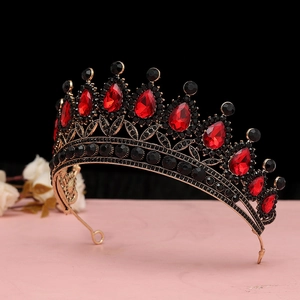 Dettaglio corona vintage barocca con cristallo rosso e strass neri su base dorata