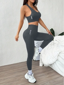 Ensemble de yoga gris foncé taille haute avec brassière et legging logo GYMWEAR