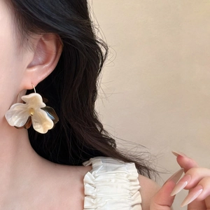 Bohemian acrylic flower tassel earrings with marble pattern and gold metal flower core