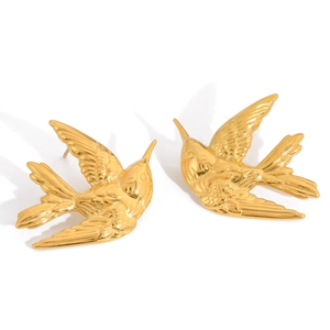 Boucles d'oreilles oiseaux en acier plaqué or 18K avec détails de plumes gravés
