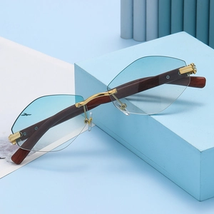 Detalle de gafas de sol cuadradas al aire con lentes azules degradadas y patillas de madera