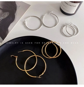 Detailed comparison of various sizes in gold and silver minimalist hoop earrings