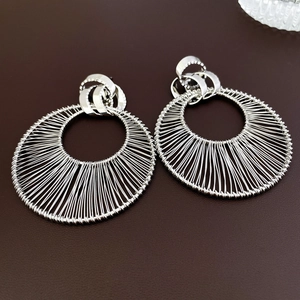 Orecchini a cerchio cavo intrecciati in argento con design metallico moderno