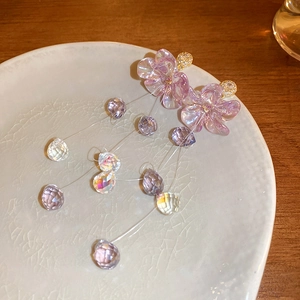 Dettaglio degli orecchini a fiore lavanda con pendenti in cristallo scintillante
