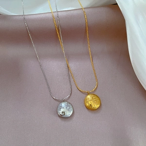 Colliers en acier titane avec pendentifs ronds Fu et Double Bonheur sur soie rose