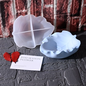 Moule silicone en forme de feuille à quatre compartiments et plateau bleu à texture veinée
