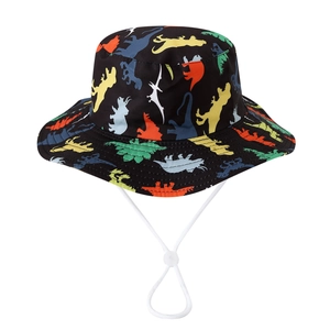 Dettaglio cappello alla pescatora per bambini con stampe di dinosauri e laccio antivento