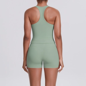 Vue de dos d'un ensemble de fitness avec brassière de sport dos nageur et short vert