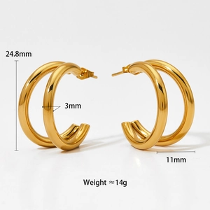 Vue détaillée de grandes boucles d'oreilles dorées en C avec mesures de hauteur et largeur