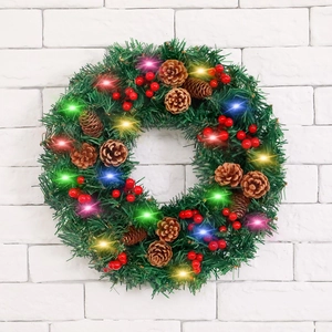 Couronne de Noël 30cm lumineuse avec pommes de pin et baies sur mur en brique