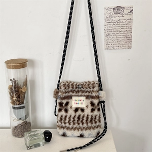 Détail de la pochette peluche à motifs géométriques et bandoulière corde style Zakka