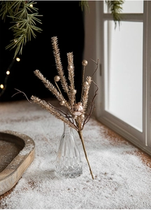 Décoration de Noël dorée scintillante avec des pommes de pin brillantes et baies