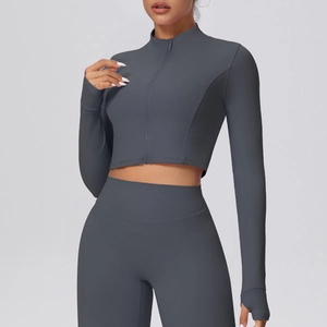 Detail von dunkelgrauem Sportoberteil mit Reißverschluss, Daumenlöchern und Leggings
