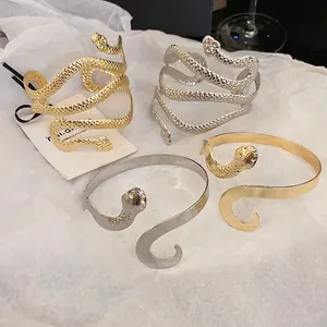 Bracelets serpent polis en or et argent avec des textures d'écailles détaillées