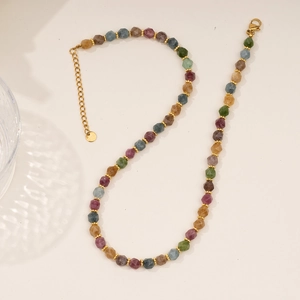 Détail du collier de perles de tourmaline colorées avec fermoir et chaîne dorés polis